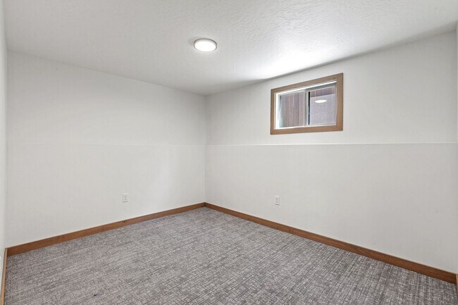 Building Photo - Beautiful home down town CDA