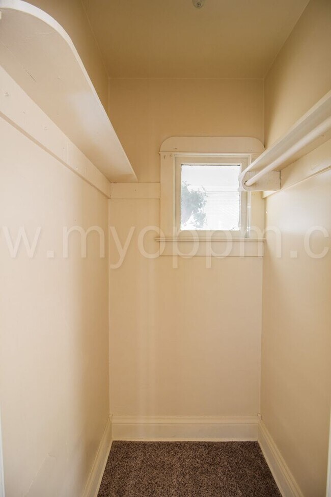 Building Photo - Available Now! | Bright 3 Bedroom / 2 Bathroom Home | 13th & Martha