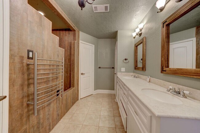 Building Photo - This charming 3-bedroom, 2-bathroom oasis ...
