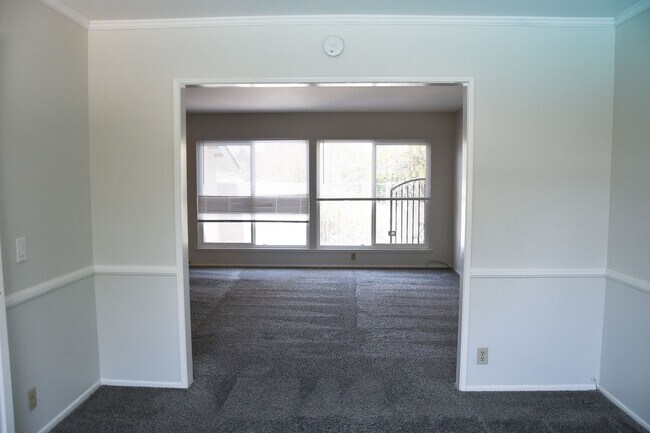 Building Photo - 522 E Collins Ave
