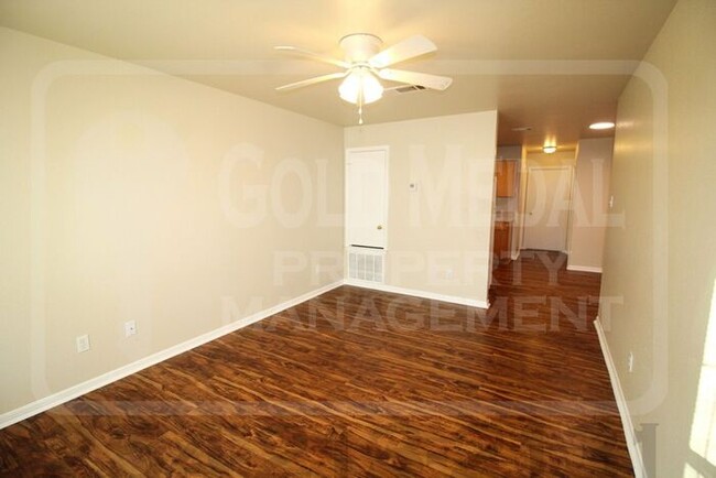 Building Photo - Discover comfort and convenience in this w...