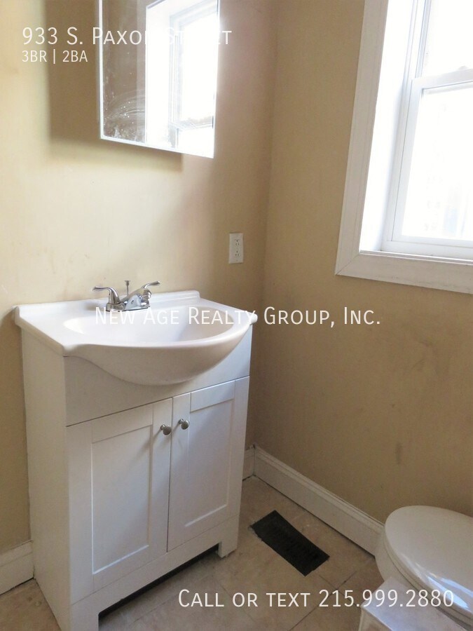 Building Photo - 933 S Paxon St