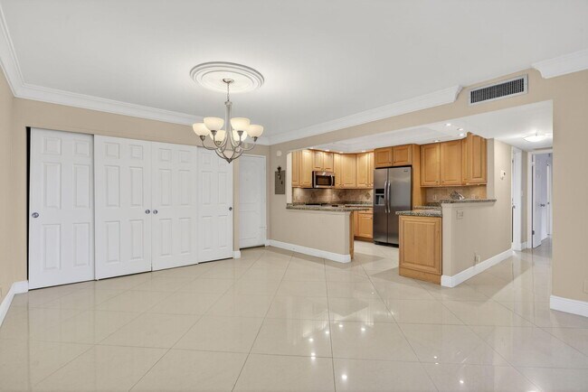 Building Photo - 405 N Ocean Blvd