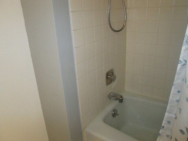 Building Photo - 800 Brook Dr