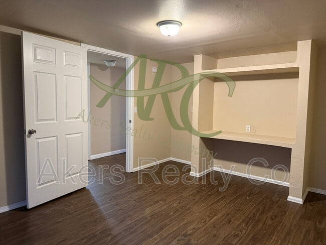 Building Photo - 343 E Bond Ct