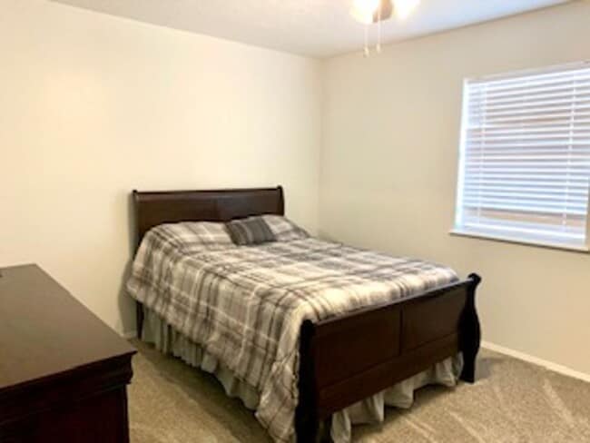 Building Photo - Beautiful  3 bedroom, 2 bath home with 2 car garage.