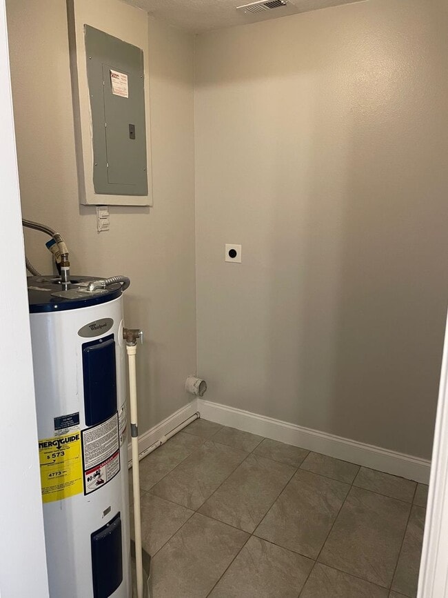 Building Photo - Winter Park 3 Bedroom 2 Bath Renovated!