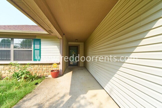 Building Photo - Coming Soon! Cozy Retreat in Indianapolis