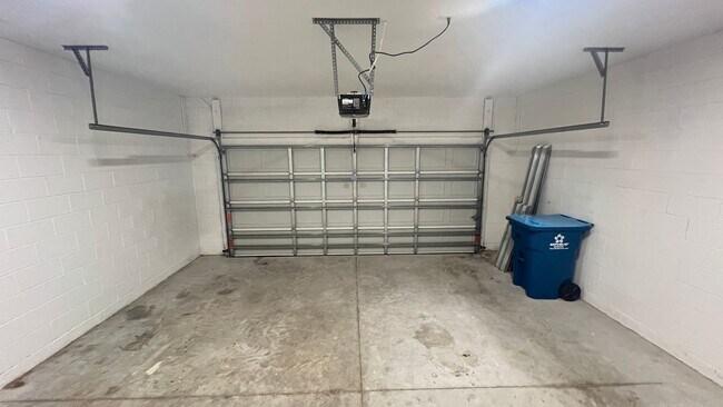 Building Photo - Incredible 3 Bedroom, 2 Bathroom Home in Palm Bay!!