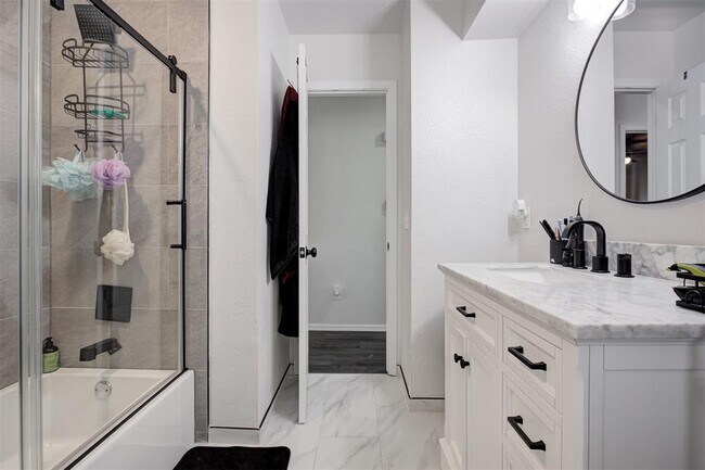 Building Photo - 2820 Dalewood Pl