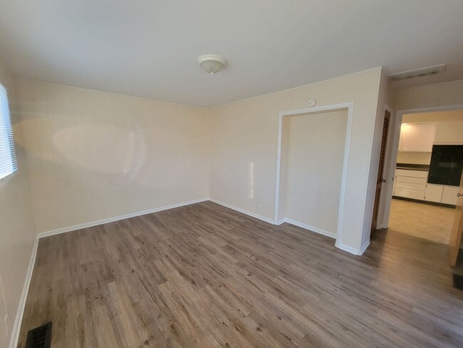 Building Photo - 4 bed, 2 bath, 2 car garage