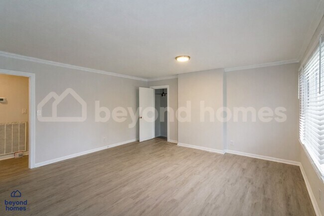 Building Photo - Recently Updated Home with Fenced Yard + Bonus Room!