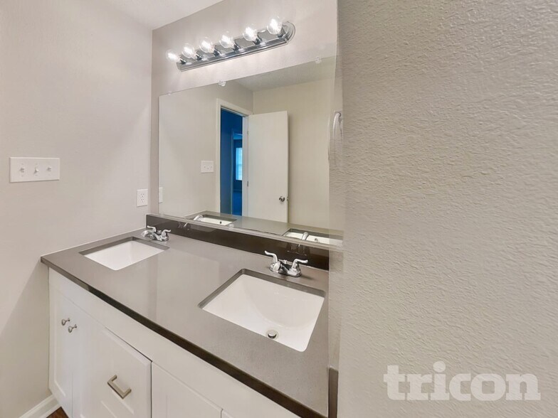 Building Photo - 6210 Robur Ct