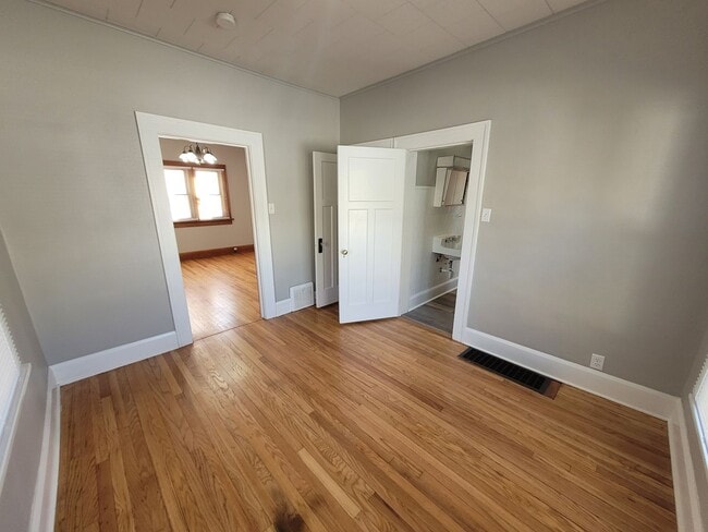 Building Photo - 2 Bedroom, 1 Bathroom home with hardwood!