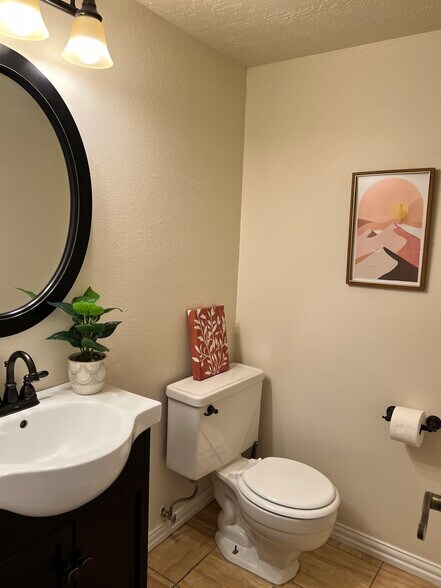 Building Photo - 819 Red Bird Ln