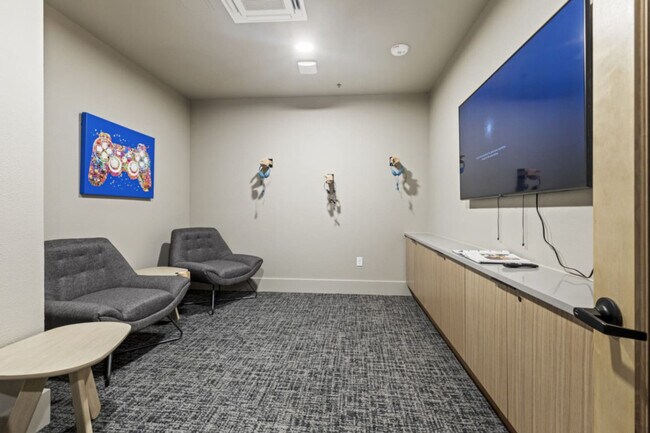 Building Photo - 601 W 9th St