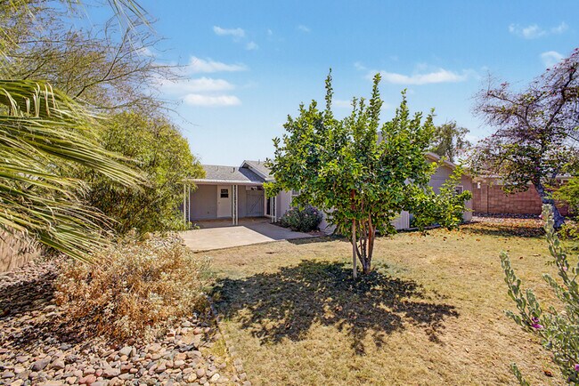 Building Photo - 2822 E Willow Ave