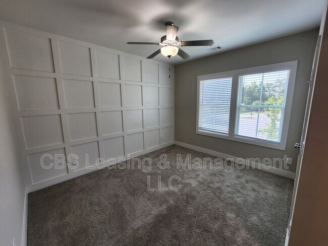 Building Photo - 630 Village Dr