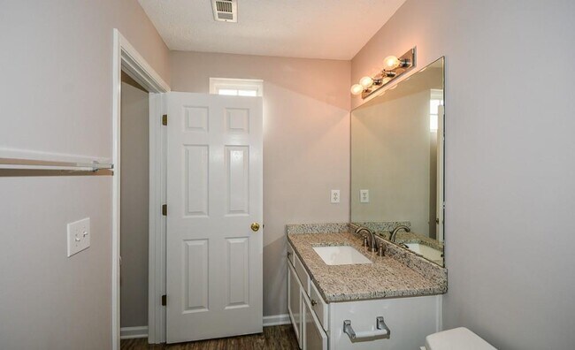 Building Photo - 612 Spanish Oak Dr