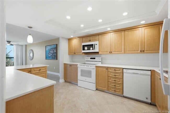 Building Photo - 10410 S Ocean Dr