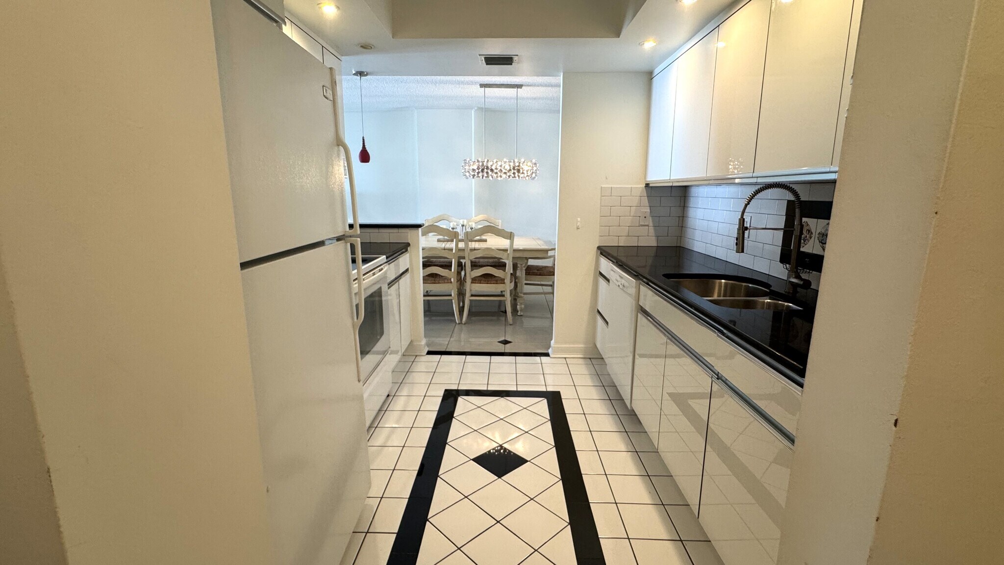 Building Photo - 951 De Soto Rd