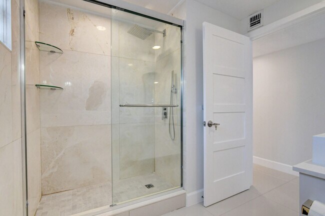 Building Photo - 15109 Ashland Dr