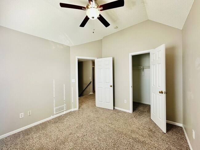 Building Photo - **BRAND NEW CARPETS** Beautiful Home in Bl...