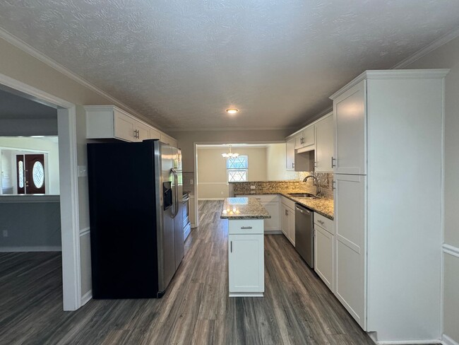Building Photo - Charming 3 Bed 2.5 Bath Fayetteville Home