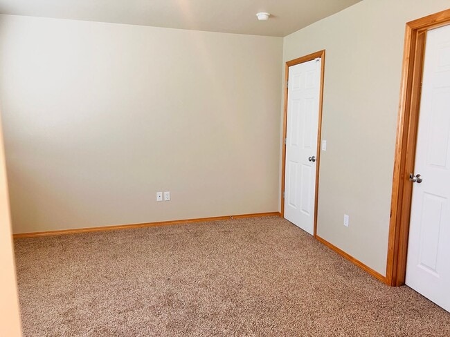 Building Photo - Enormous 4 Bed 2.5Bath + Bonus Room Great Lacey Neighborhood