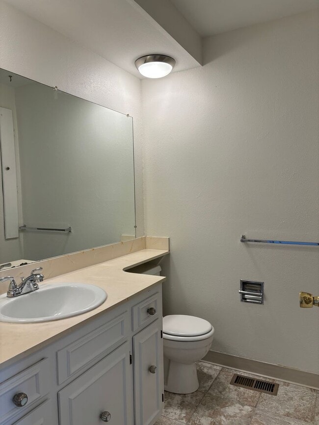Building Photo - Three Bedroom House on a Cul-de-sac, Close...