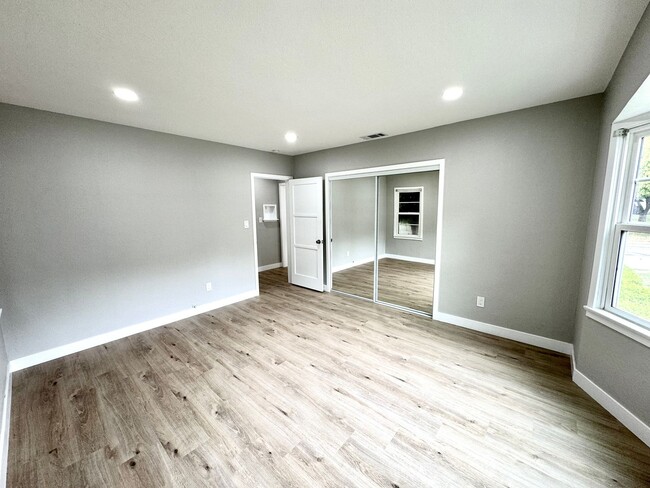 Building Photo - Charming 2 Bedroom Home Near Olivedale Par...