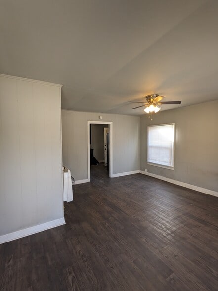 Building Photo - 823 W 9th St