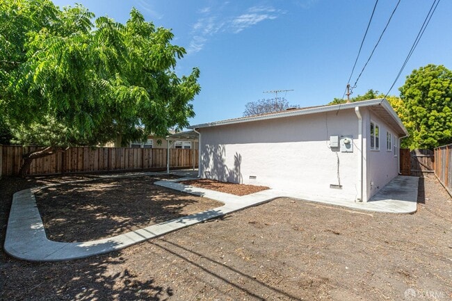 Building Photo - 720 Santa Paula Ave