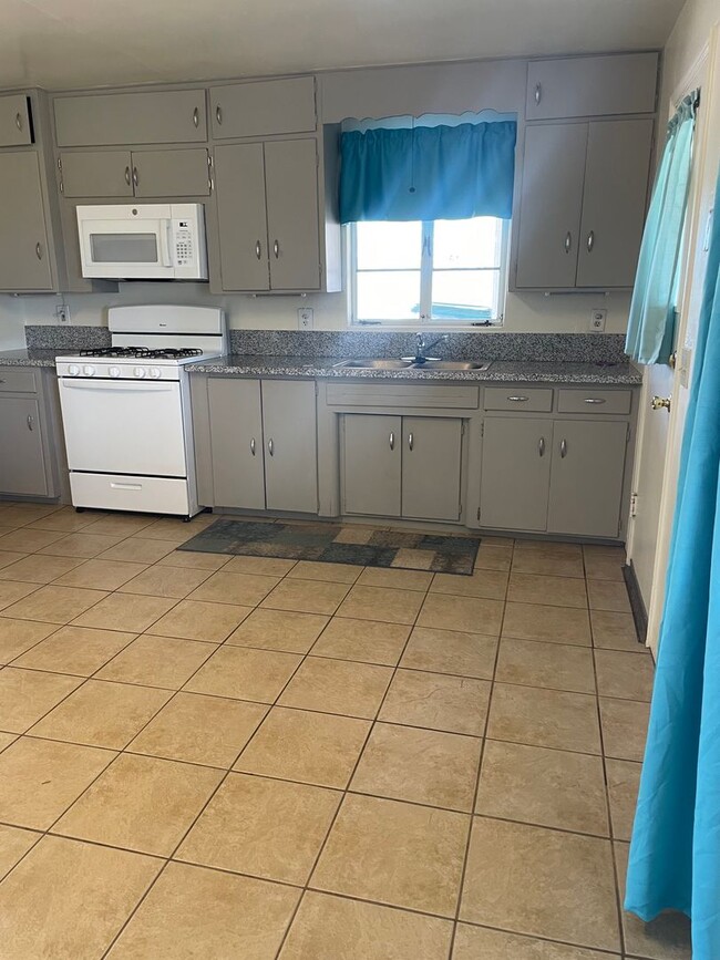 Building Photo - Lovely 3 Bedroom House with Stunning Mount...
