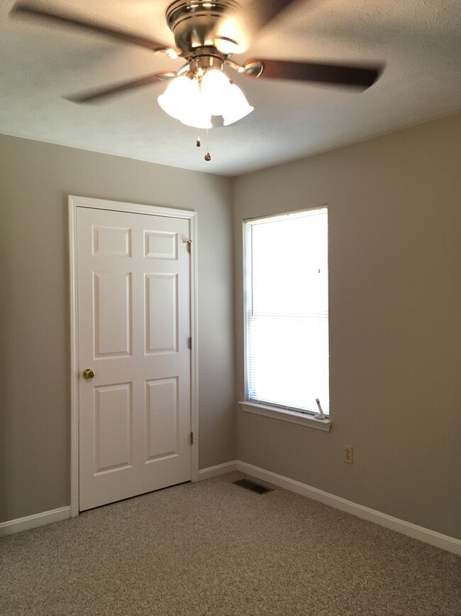 Building Photo - Lovely Townhouse! Fresh Paint, New Carpet, All Electric!  W/D Included, Privacy Fenced Backyard