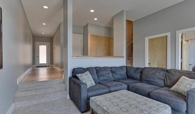 Building Photo - Luxury Downtown Condo!!
