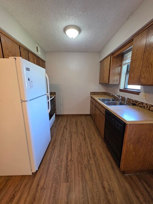 Building Photo - Spacious 2BR/1.5BA Quadplex