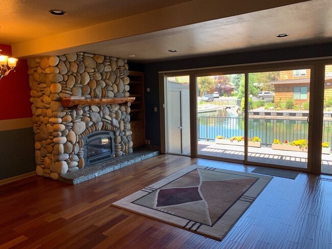 Building Photo - Secure your boat dock before summer!  Unfurnished 3 bed, 2 bath condo with marina and mountain vi...