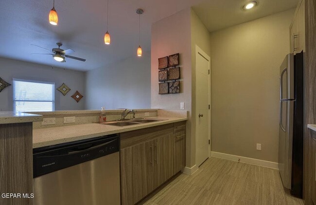 Building Photo - 410 Thorn Ave