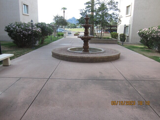 Building Photo - 3033 E Devonshire Ave