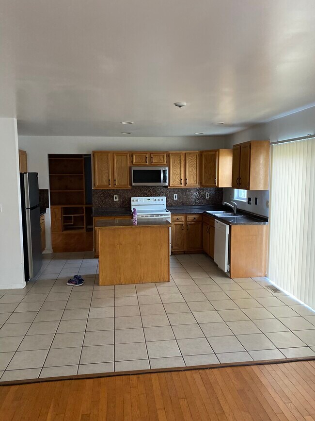 Kichen - 65 Chestnut Dr