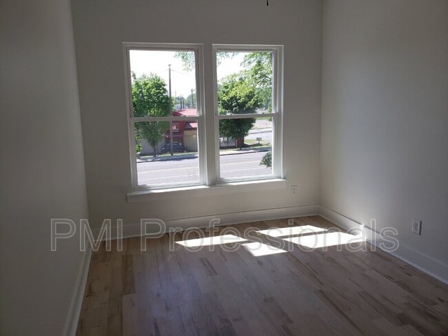 Building Photo - 215 Eisenhower Dr