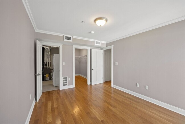 Building Photo - 25 Howland St