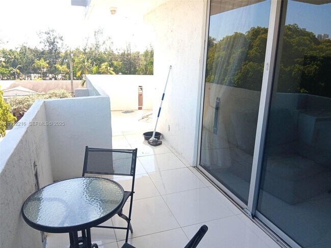 Building Photo - 3703 NE 166th St