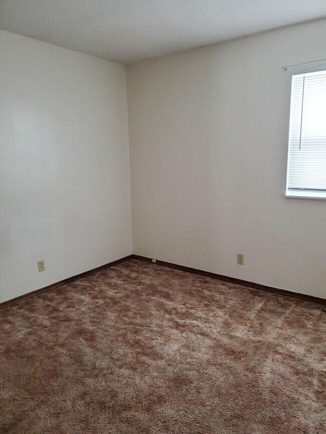 Building Photo - 740 Demaret Dr