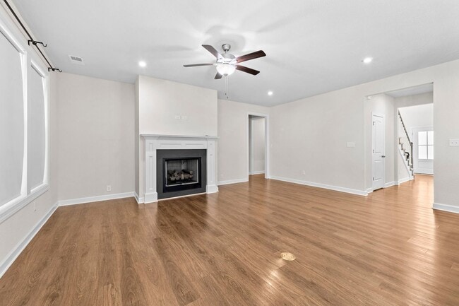 Building Photo - 5 bedroom 3.5 bath home in desired community
