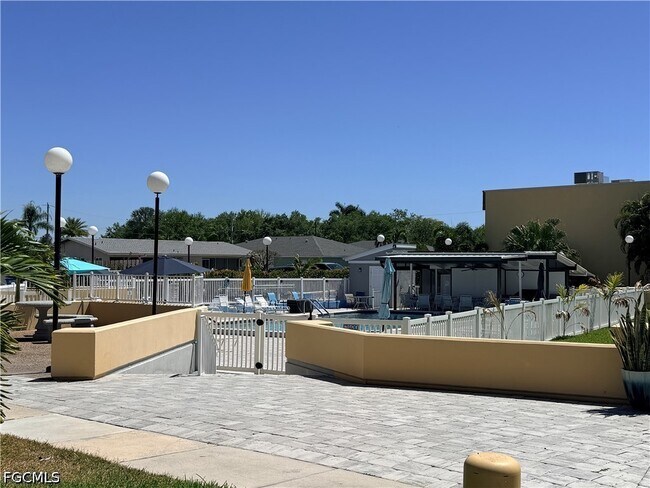 Building Photo - 1608 SE 28th Terrace