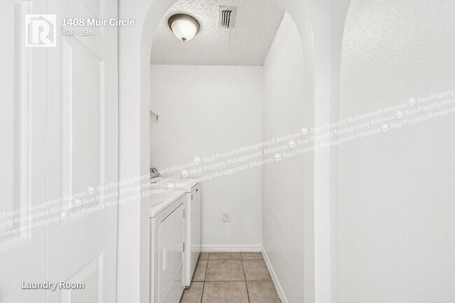 Building Photo - Charming 4-Bedroom Ranch with a Spacious L...