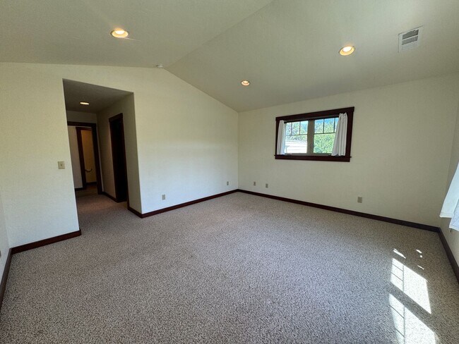 Building Photo - 4br/3bth CRAFTSMAN STYLE HOUSE in Arcata