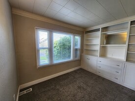 Building Photo - 811 N Junett St